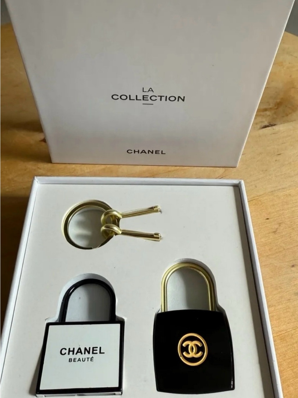 Nib Chanel Black And Gold Lock And Keyring Set